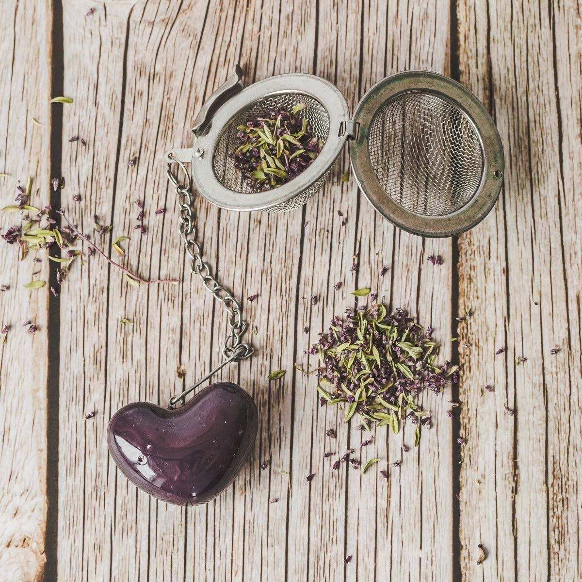 Håndlavet teæg med keramisk blomme farvet hjerte 💜