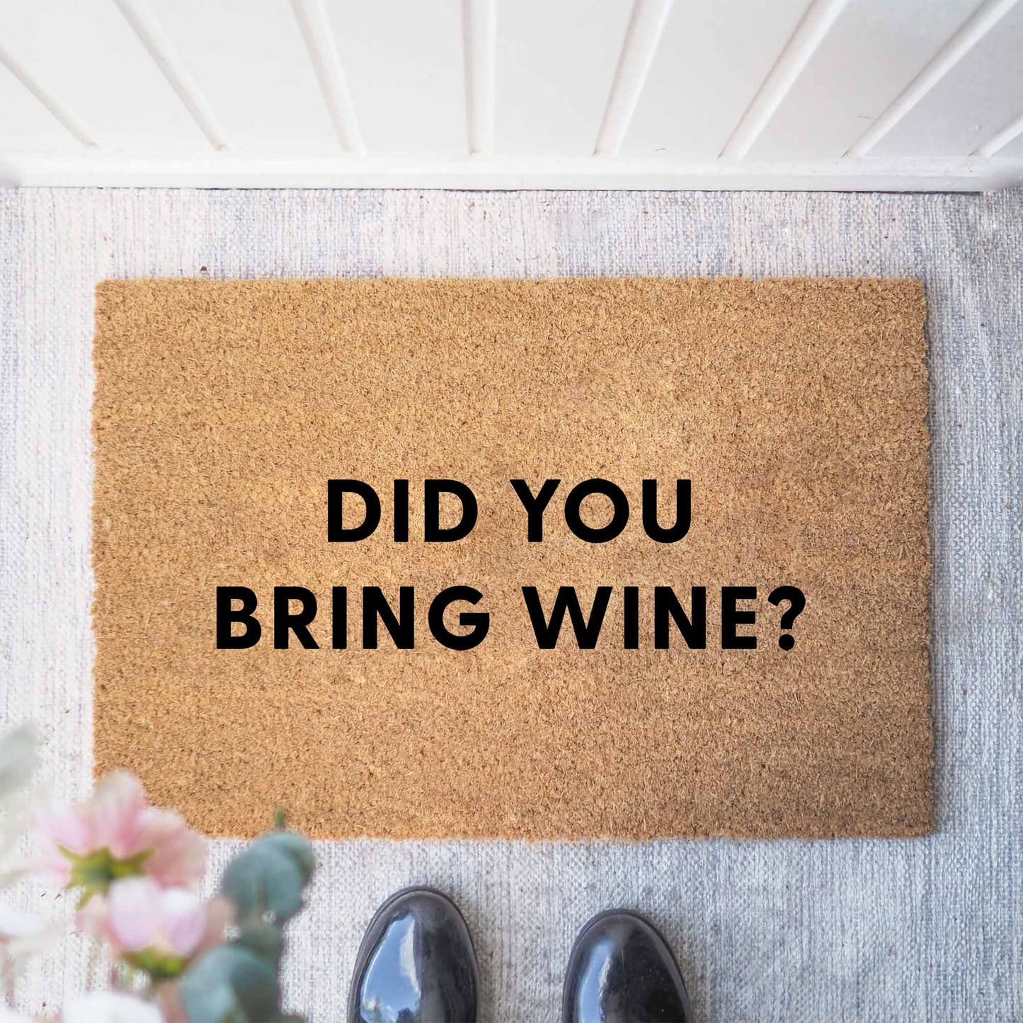 Kokosmåtter “Did you bring wine?” – humor og gæstfrihed ved døren