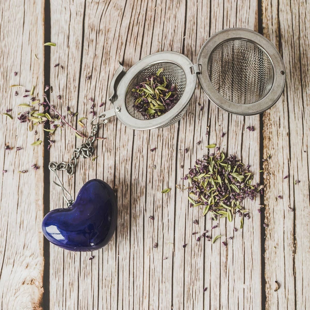 Håndlavet teæg med keramisk blåt hjerte 💙