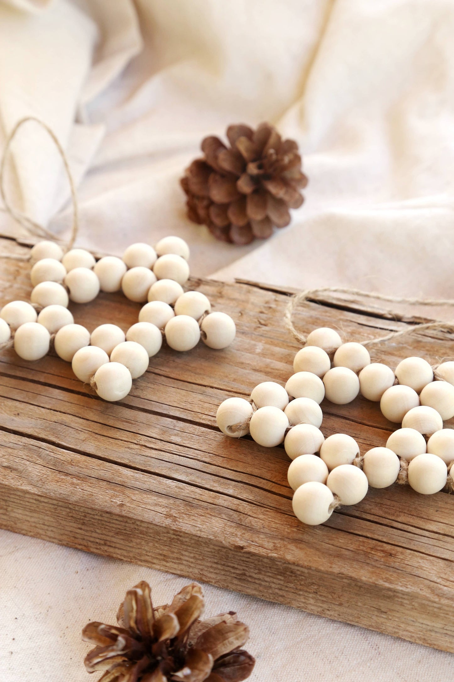 Træstjerne med jutesnor – naturlig og elegant julepynt