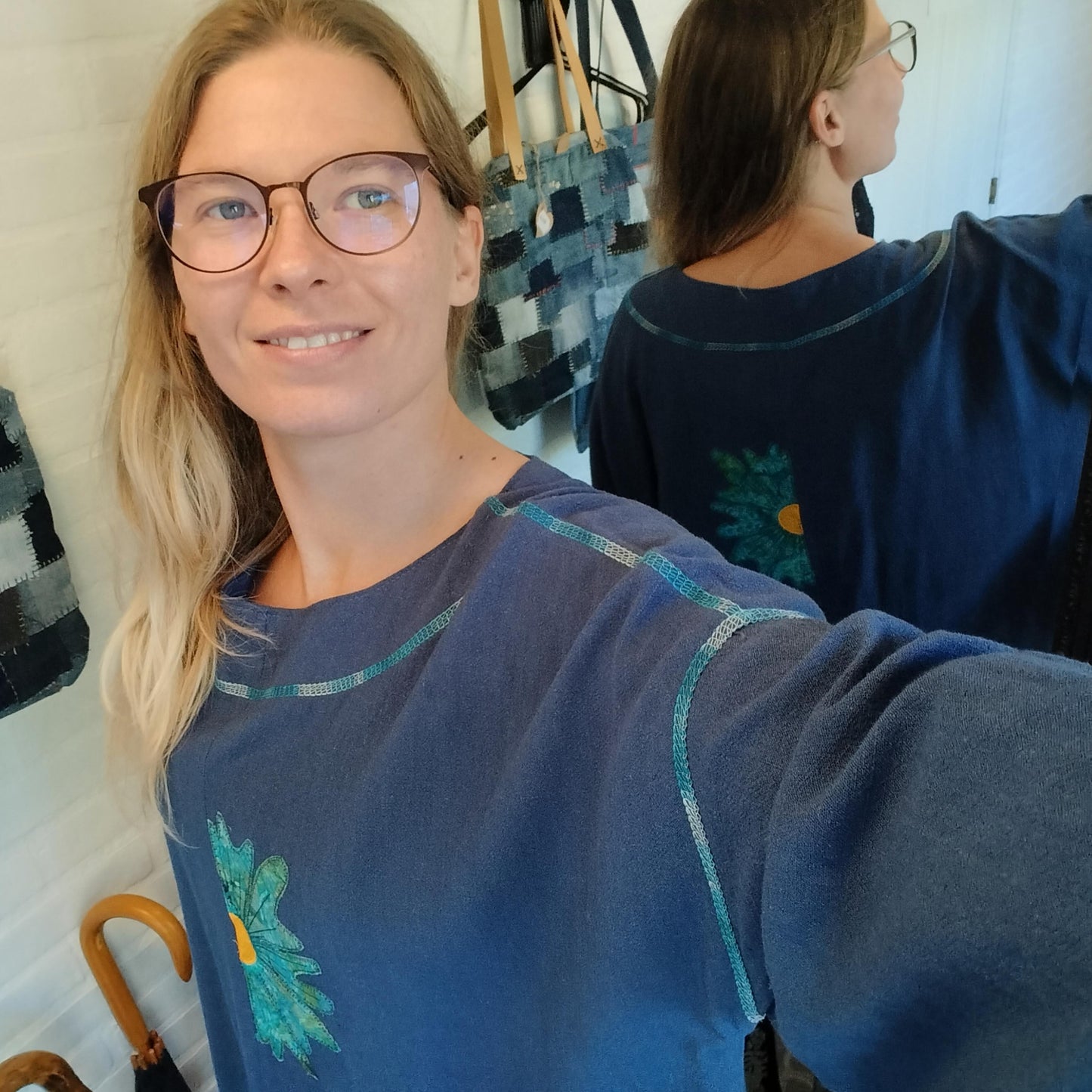 Oversize bluse i mørkeblå hør med blomsterbroderi