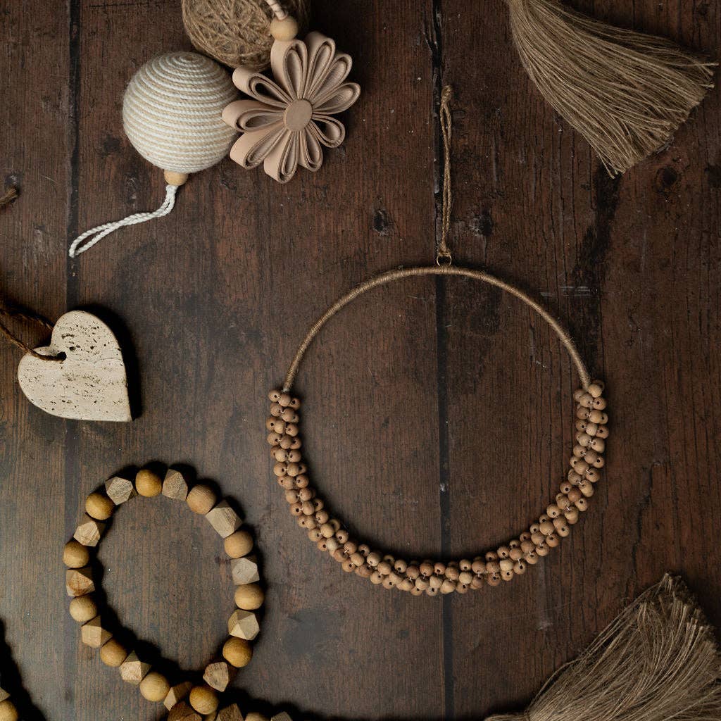 Ring i jute og træperler – naturlig julepynt med nordisk elegance