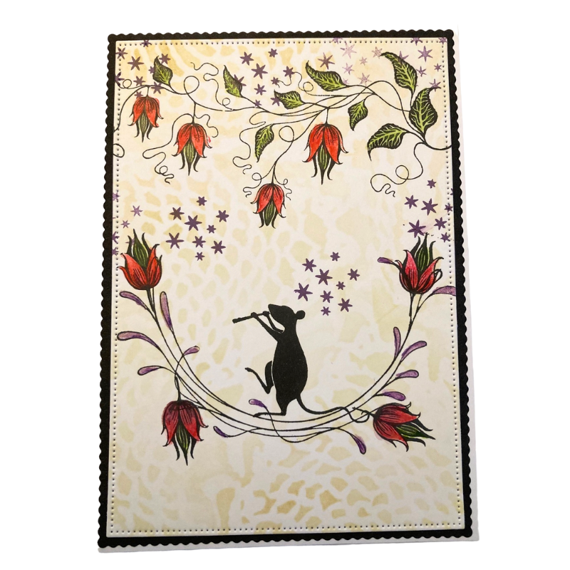 Kort med lille mus spiller i blomsterranke