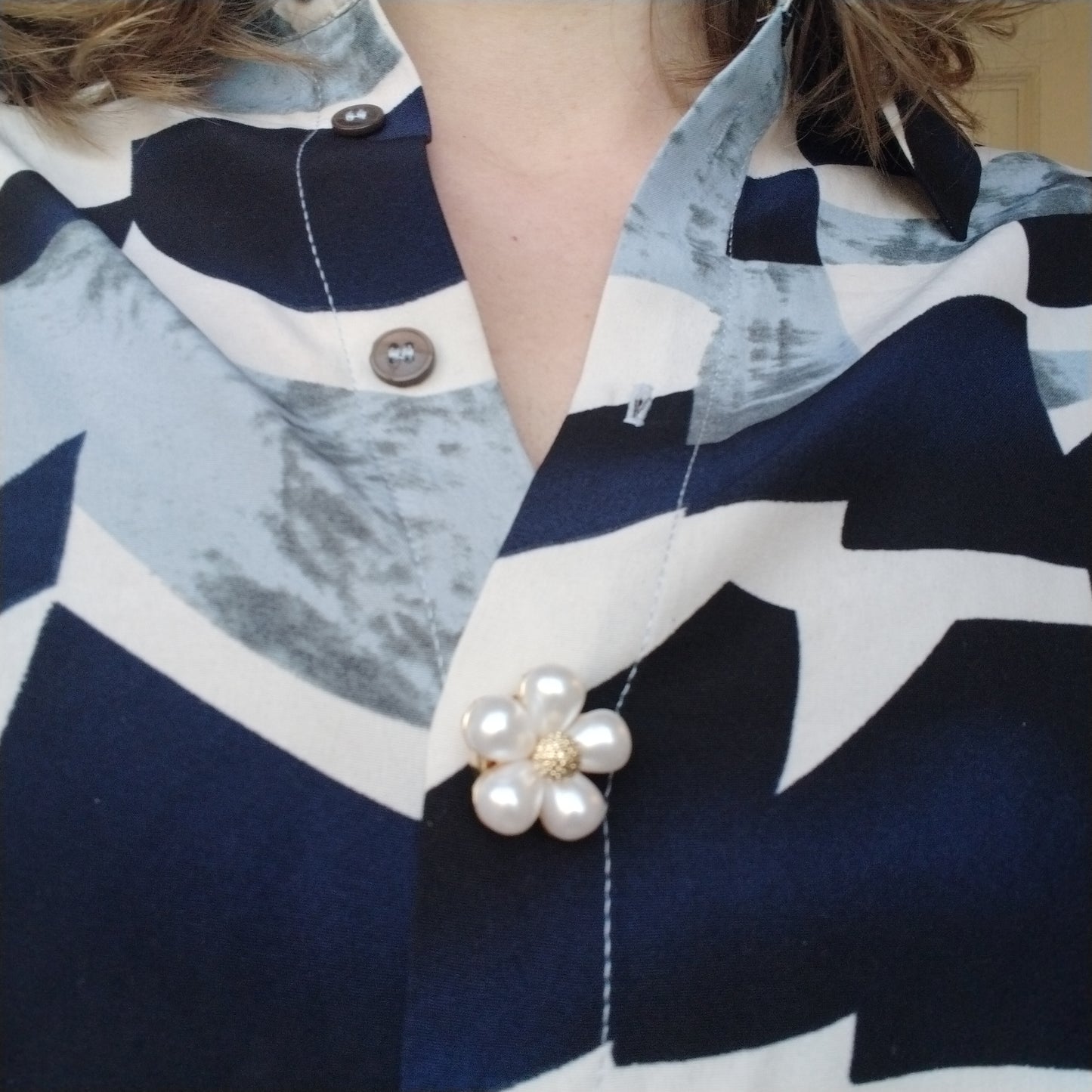 Clip-On Knapper – Hvide Perleblomster med Guldlook (sæt af 2)