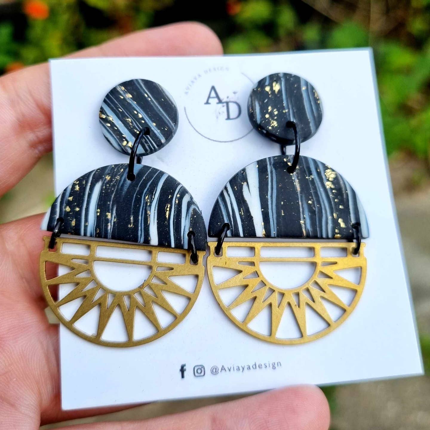 Sort marmor look med messing - ørestikker