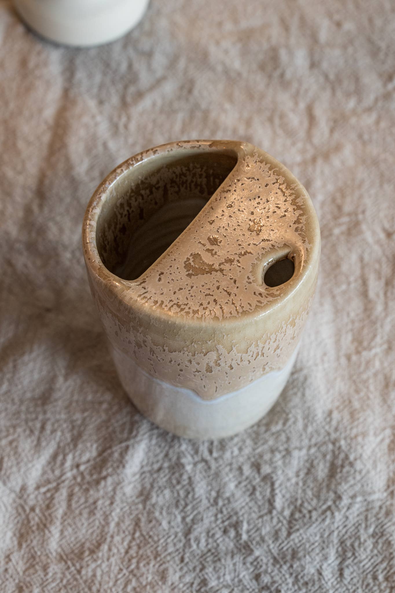 Rejsekrus – lys karamelnuance med levende, gylden glasur