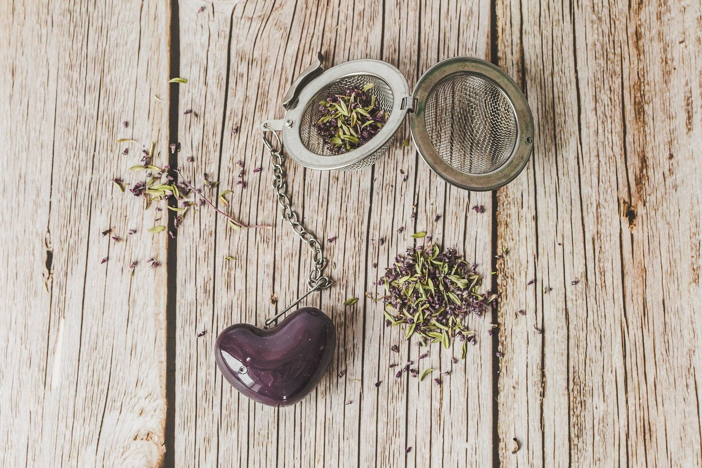 Håndlavet teæg med keramisk blomme farvet hjerte 💜