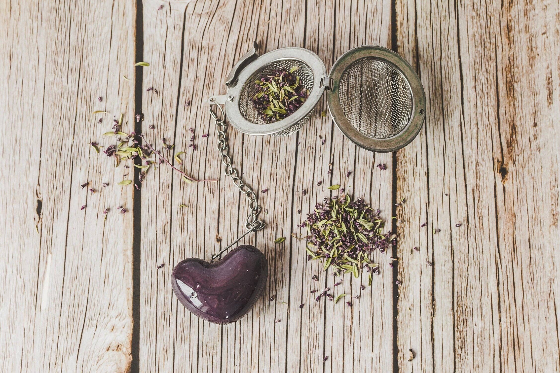 Håndlavet teæg med keramisk blomme farvet hjerte 💜