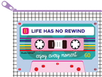 Mini pung “Life Has No Rewind” – retro møntpung i genbrugsplast