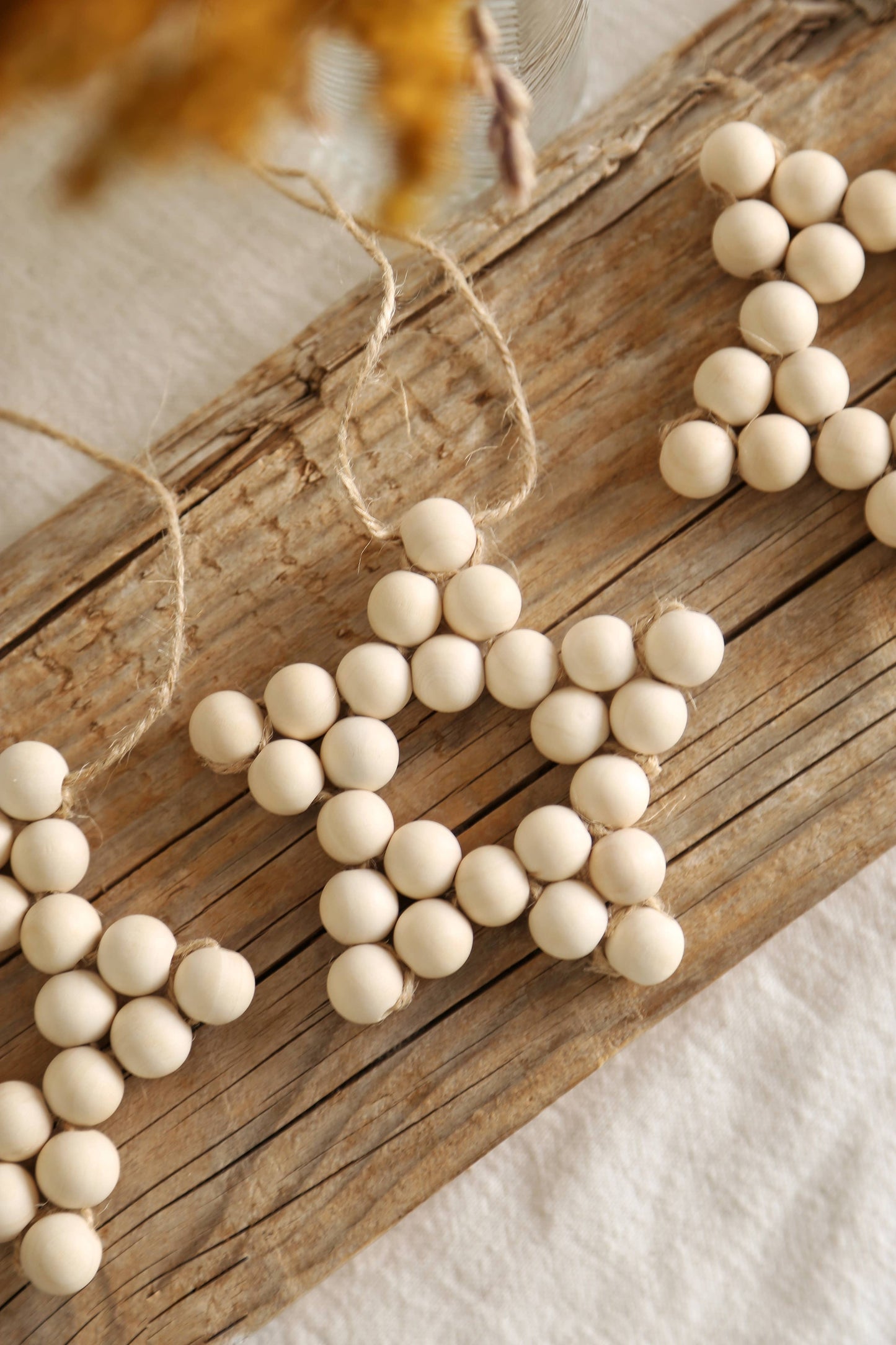 Træstjerne med jutesnor – naturlig og elegant julepynt