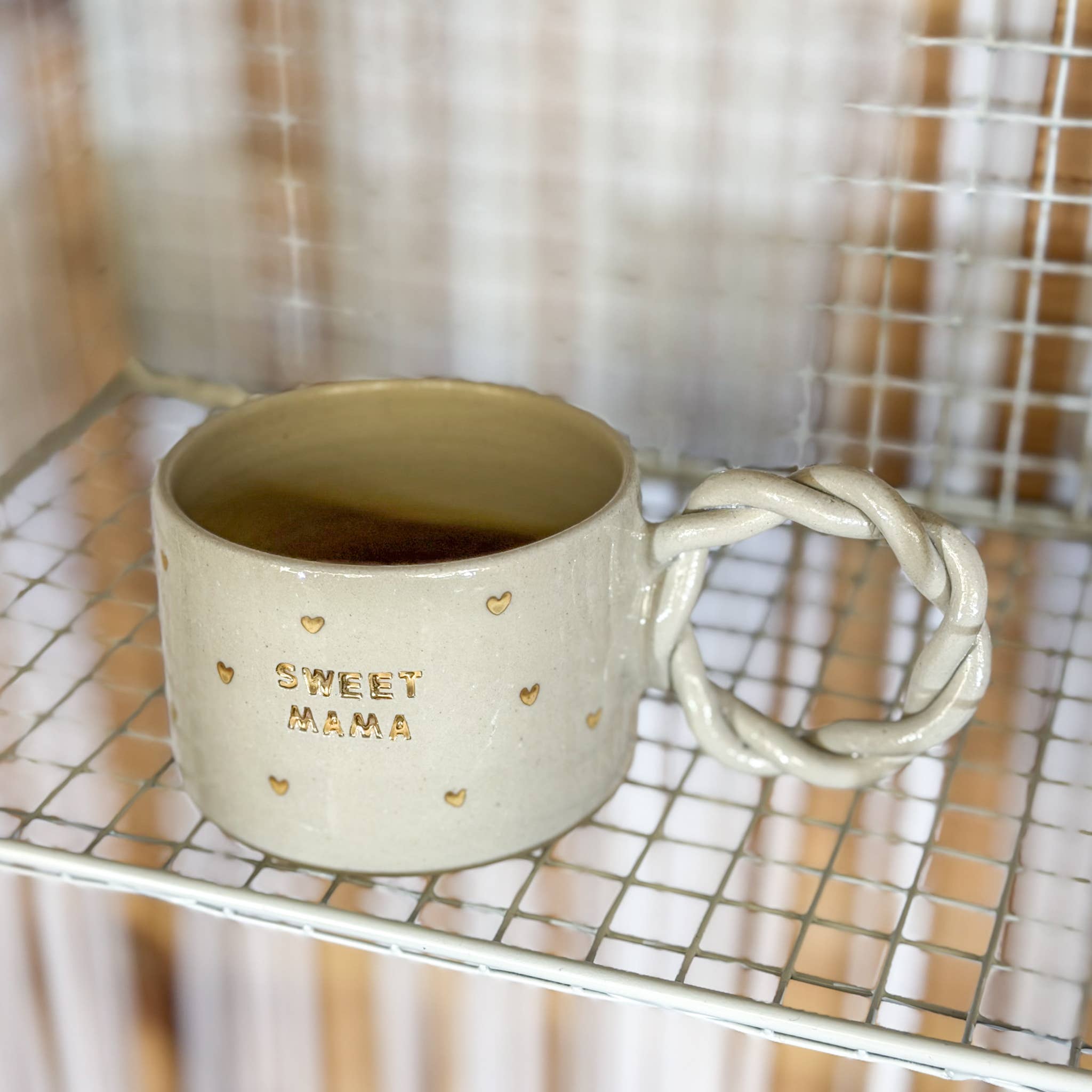 Sweet Mama – håndlavet keramisk krus / kop med guldhjerter
