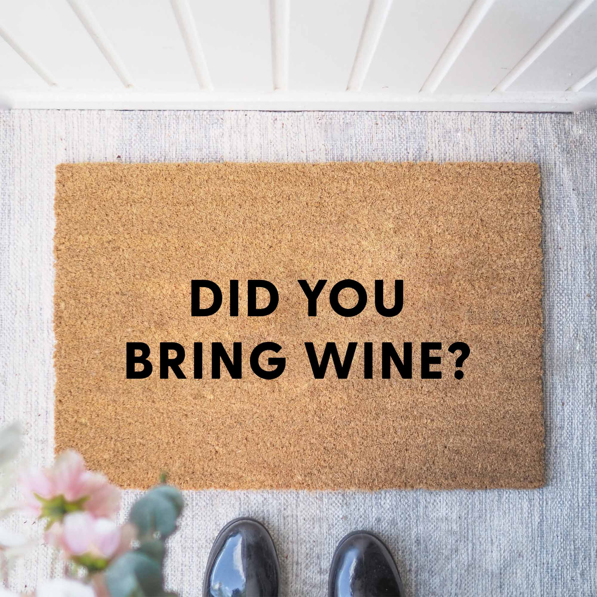 Kokosmåtter “Did you bring wine?” – humor og gæstfrihed ved døren