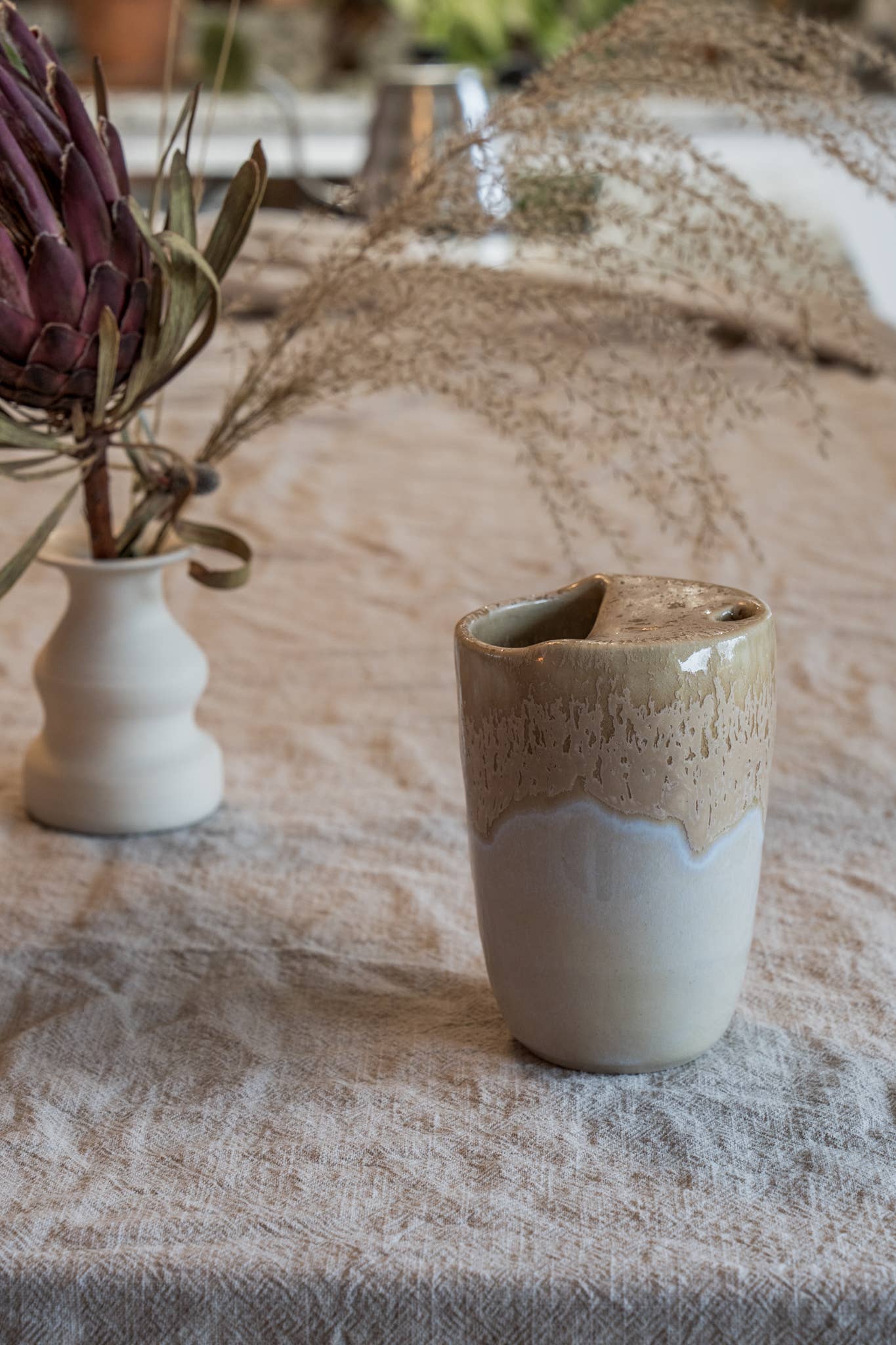 Rejsekrus – lys karamelnuance med levende, gylden glasur