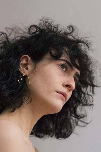 Bølgede ørestikker forgyldt – håndformet design