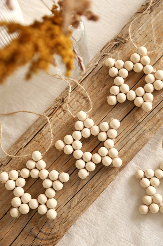 Træstjerne med jutesnor – naturlig og elegant julepynt