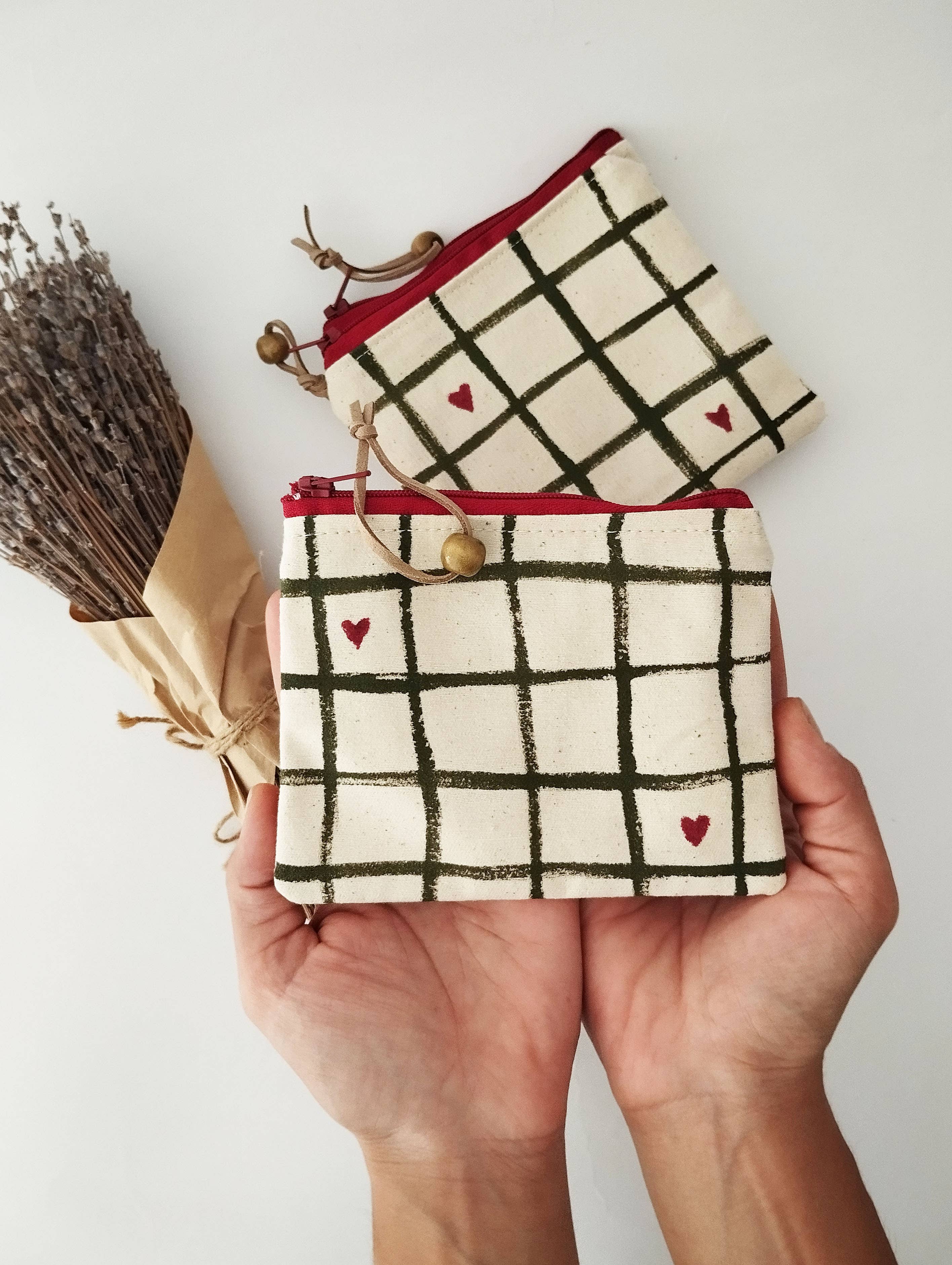 Håndmalet stofpung med hjerter – lille, fin og fuld af charme
