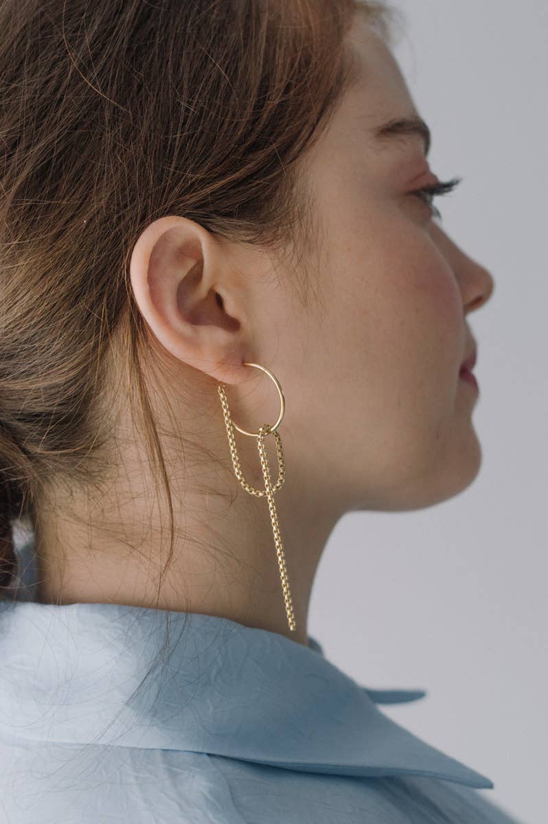 Forgyldte hoop øreringe med kædedetalje – lette og elegante