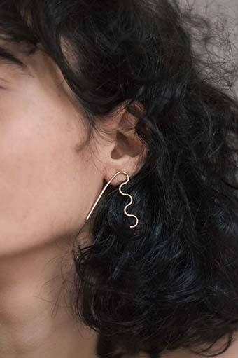 Bølgede ørestikker forgyldt – håndformet design