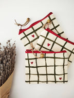 Håndmalet stofpung med hjerter – lille, fin og fuld af charme