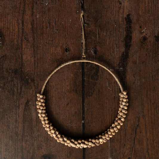 Ring i jute og træperler – naturlig julepynt med nordisk elegance