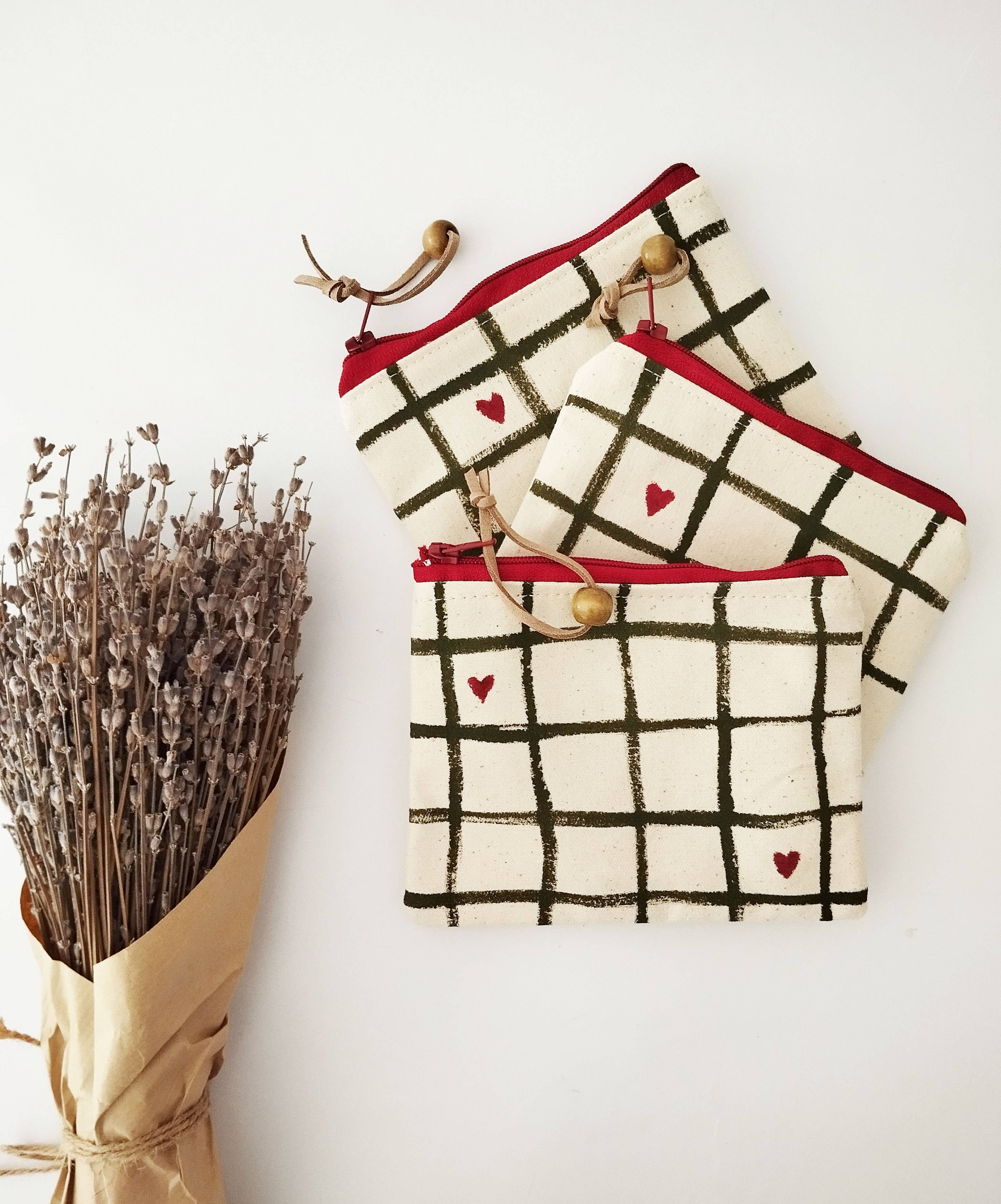 Håndmalet stofpung med hjerter – lille, fin og fuld af charme