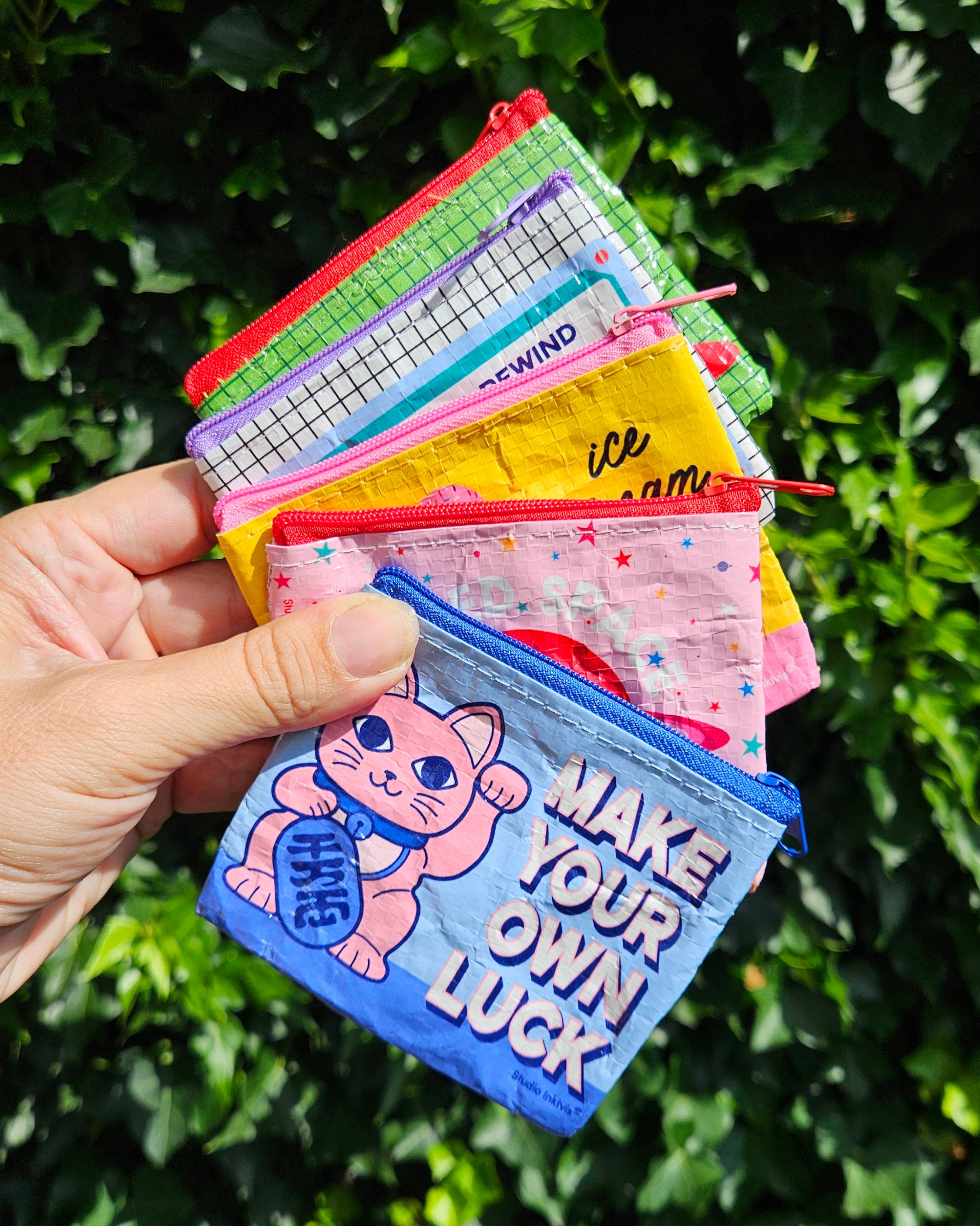 Mini pung “Snack Money” – farverig møntpung i genbrugsplast