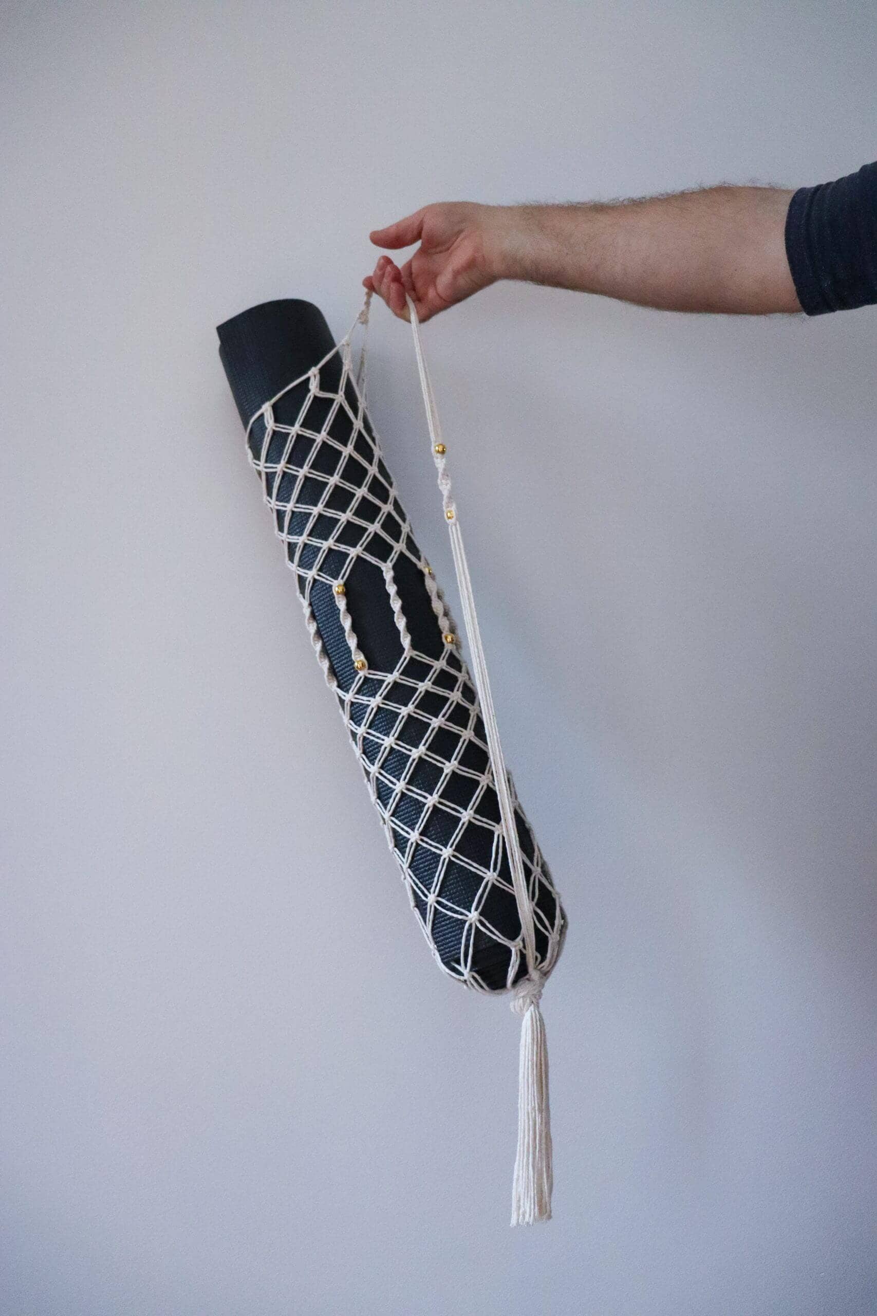 Håndlavet net til yogamåtte – med gyldne detaljer