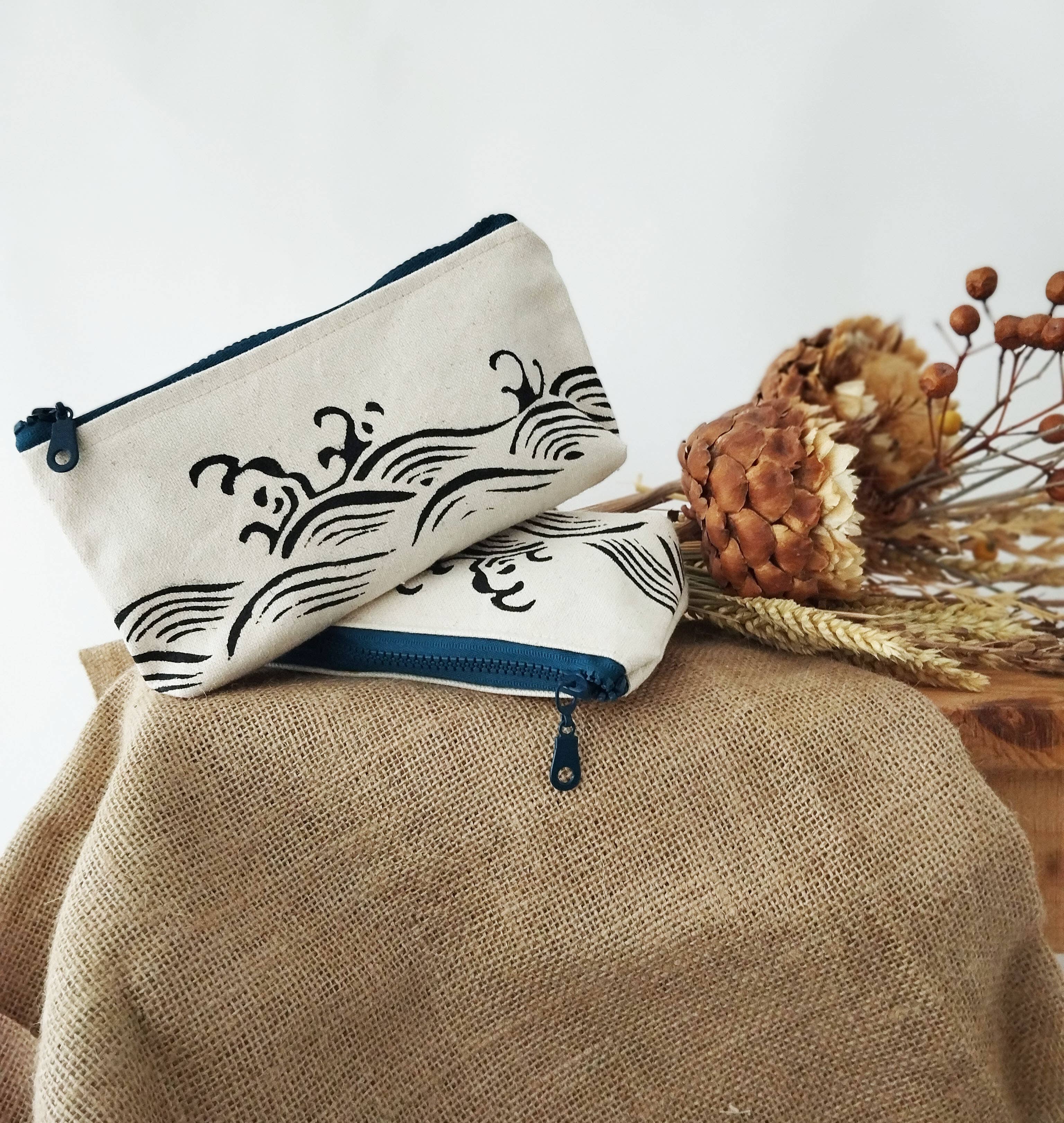 Kosmetikpung / organizer med japansk bølgemønster – stil, ro og orden i tasken