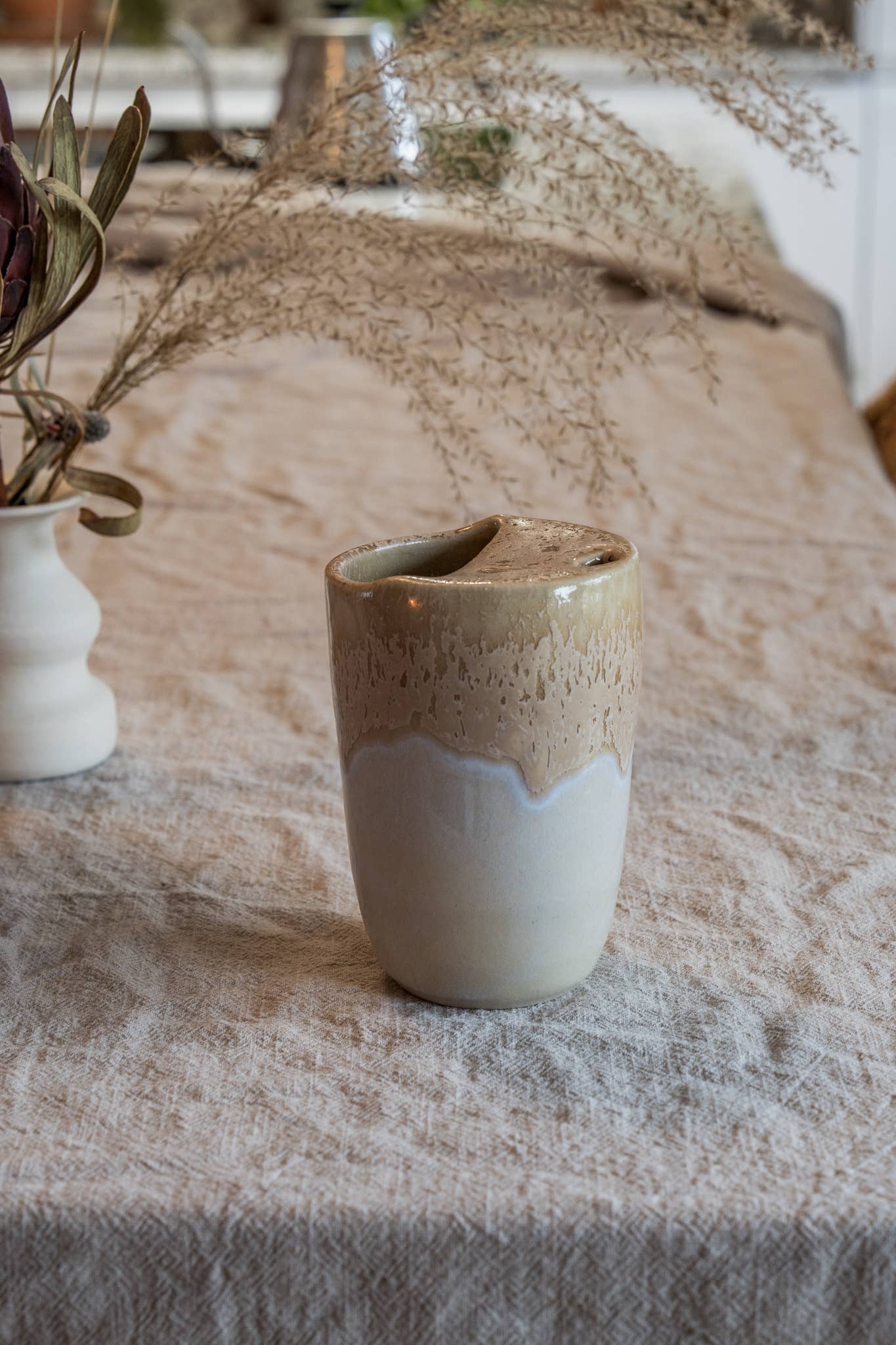 Rejsekrus – lys karamelnuance med levende, gylden glasur