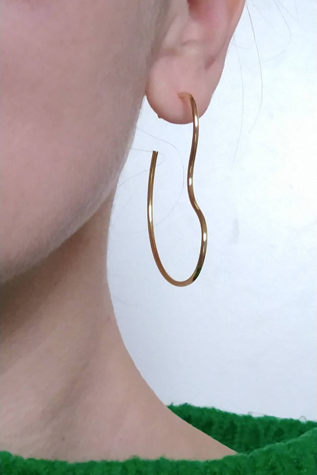 Forgyldte formede hoops – lette og skulpturelle øreringe