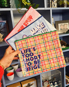 Stor organizer med lynlås “Life’s Too Short To Be Beige” – farverig pouch i genbrugsplast