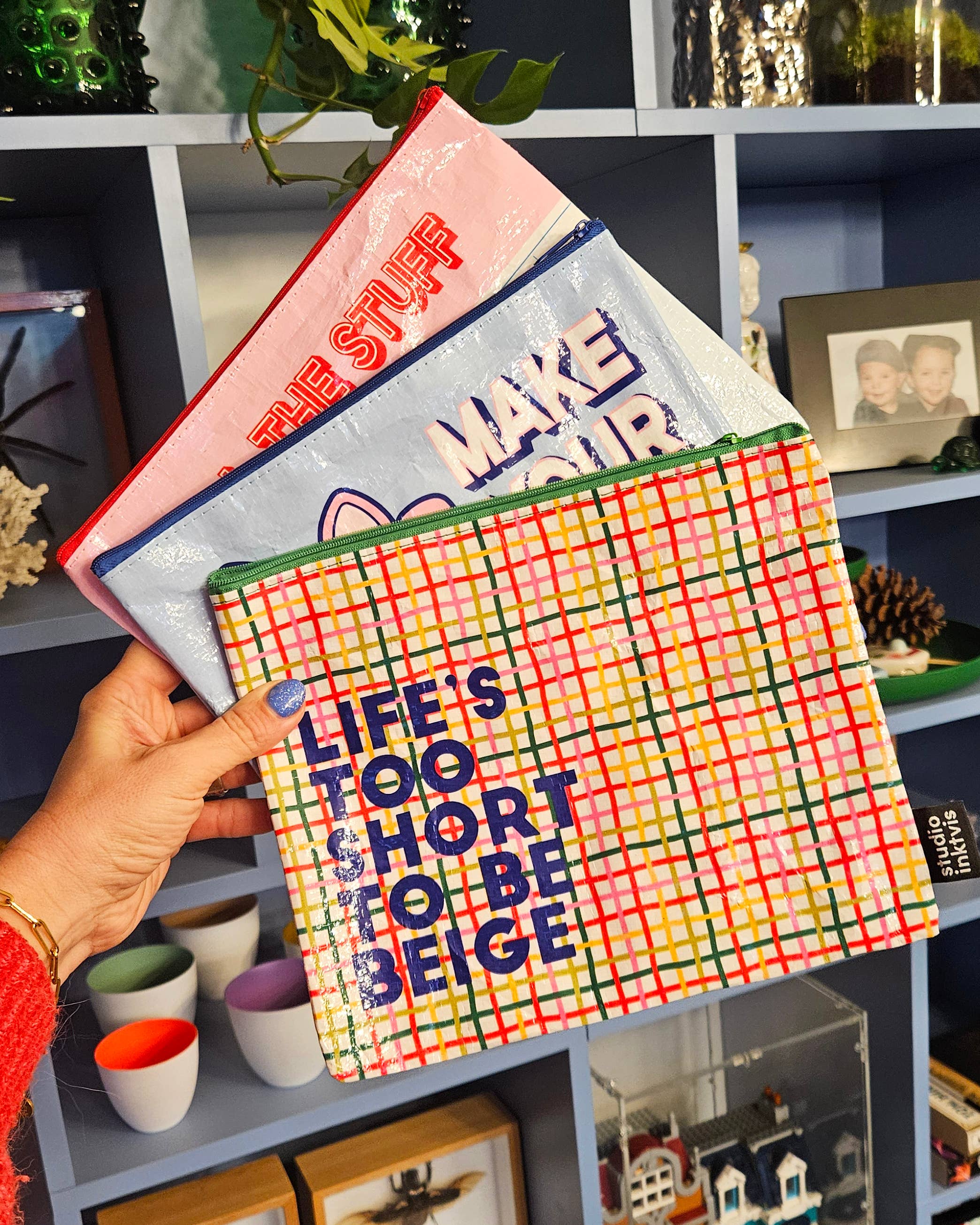 Stor organizer med lynlås “Life’s Too Short To Be Beige” – farverig pouch i genbrugsplast