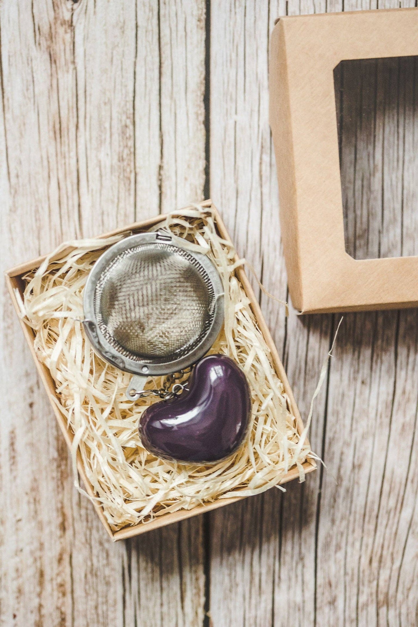 Håndlavet teæg med keramisk blomme farvet hjerte 💜