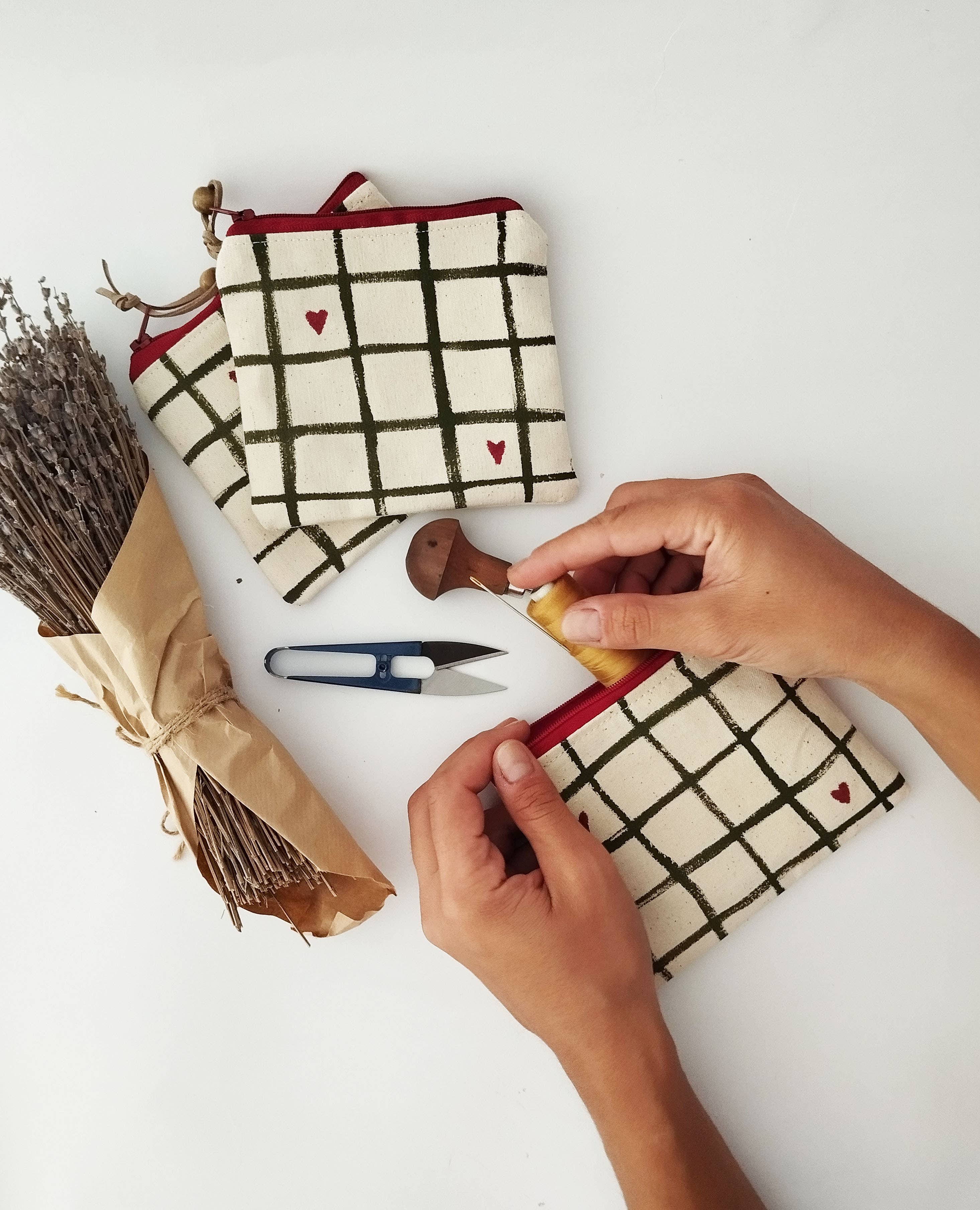 Håndmalet stofpung med hjerter – lille, fin og fuld af charme