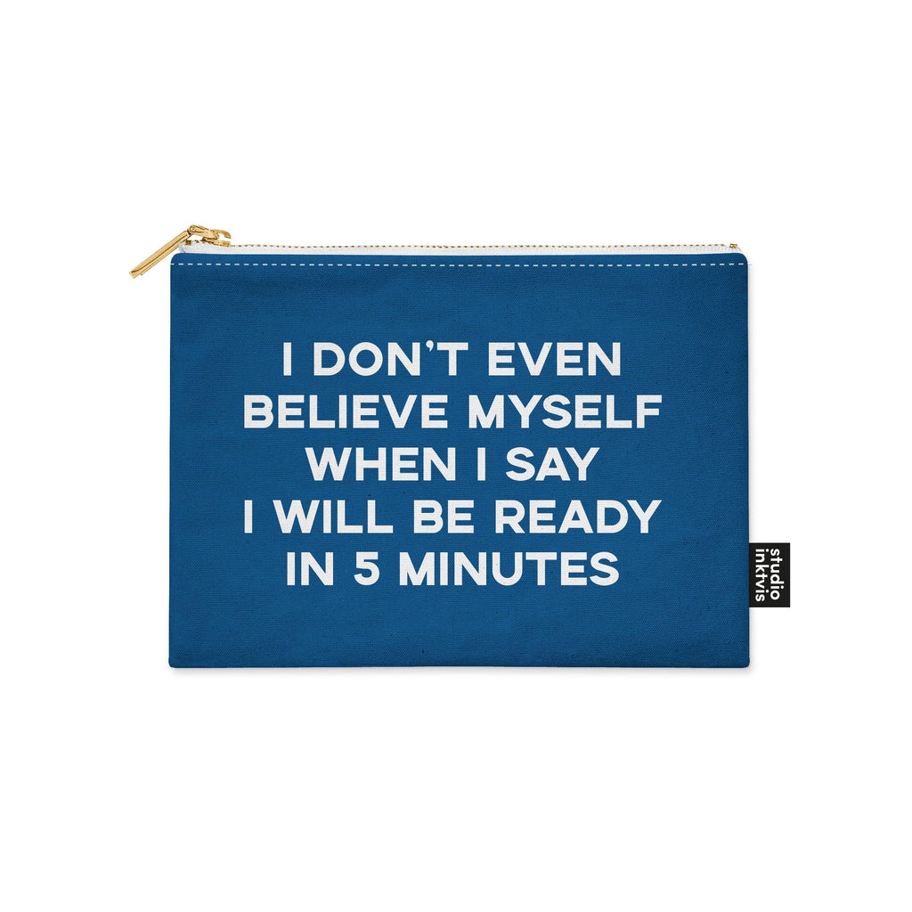 Makeup pung med lynlås “I’ll Be Ready In 5 Minutes” – mørkeblå canvas pouch