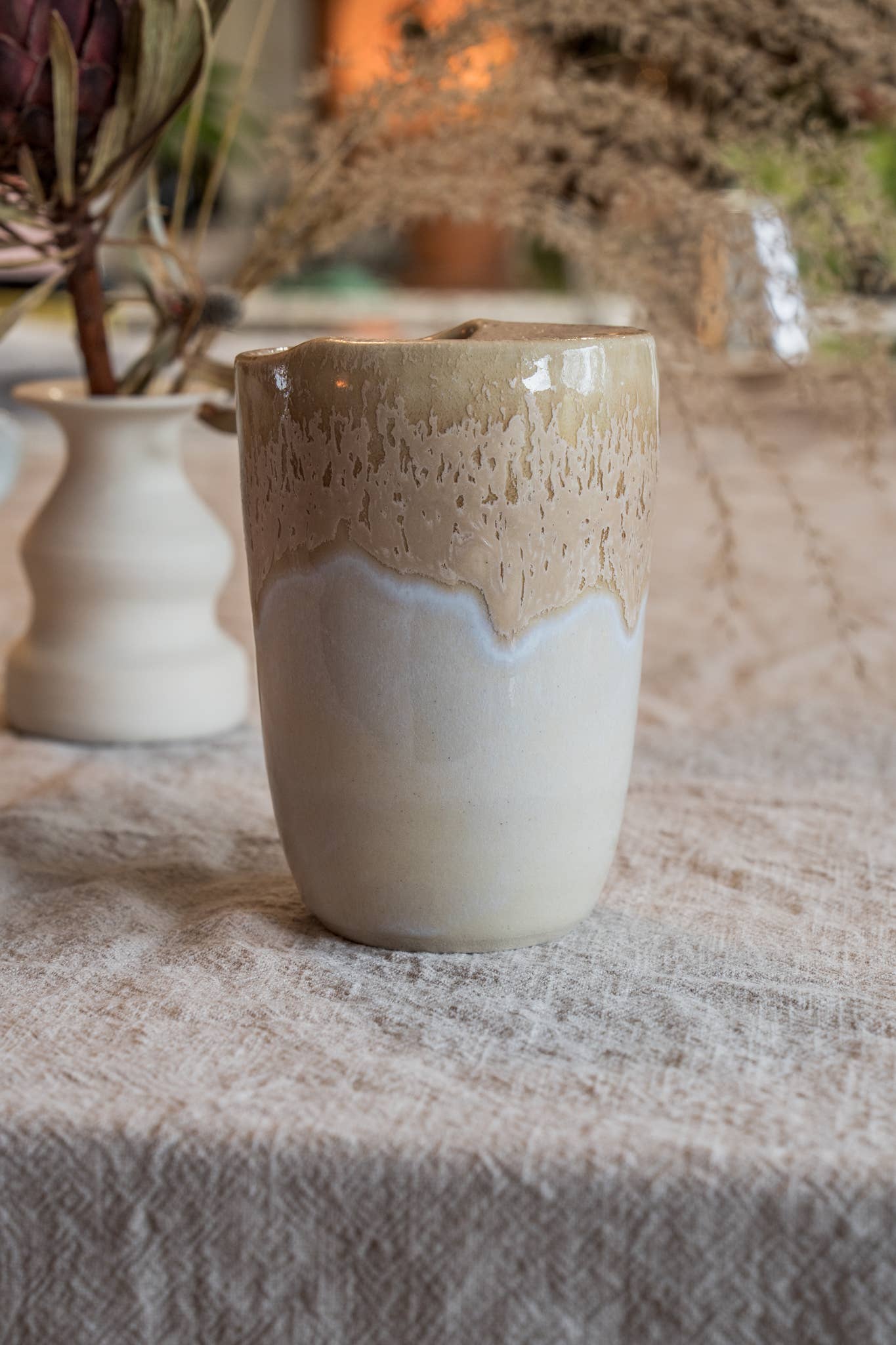 Rejsekrus – lys karamelnuance med levende, gylden glasur