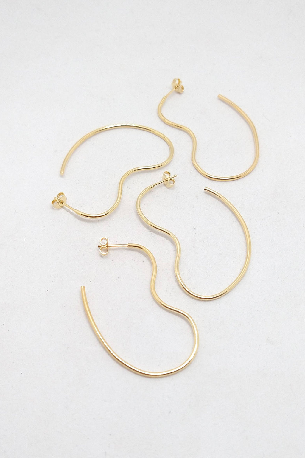 Forgyldte formede hoops – lette og skulpturelle øreringe