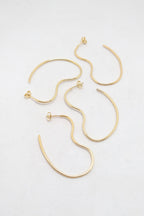 Forgyldte formede hoops – lette og skulpturelle øreringe