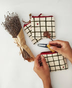 Håndmalet stofpung med hjerter – lille, fin og fuld af charme