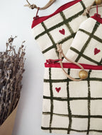 Håndmalet stofpung med hjerter – lille, fin og fuld af charme