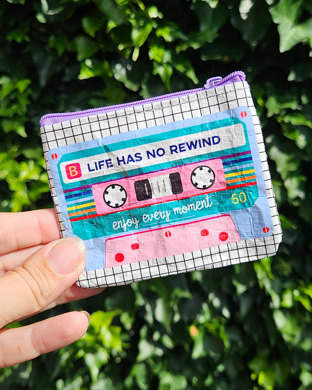 Mini pung “Life Has No Rewind” – retro møntpung i genbrugsplast