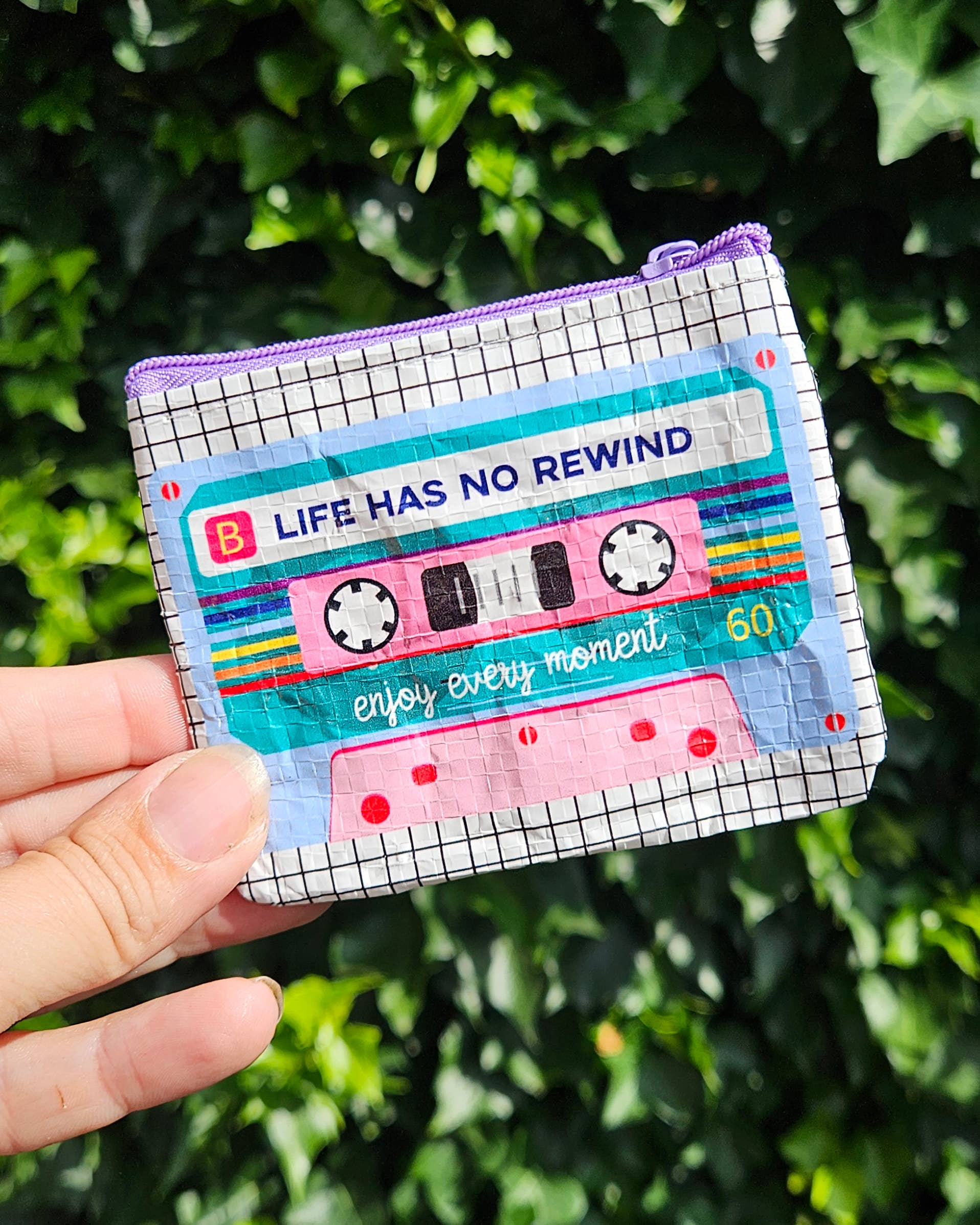 Mini pung “Life Has No Rewind” – retro møntpung i genbrugsplast