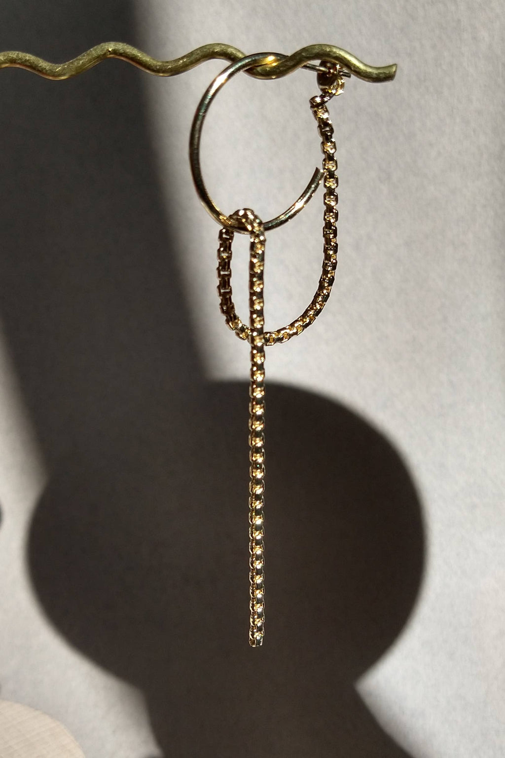 Forgyldte hoop øreringe med kædedetalje – lette og elegante