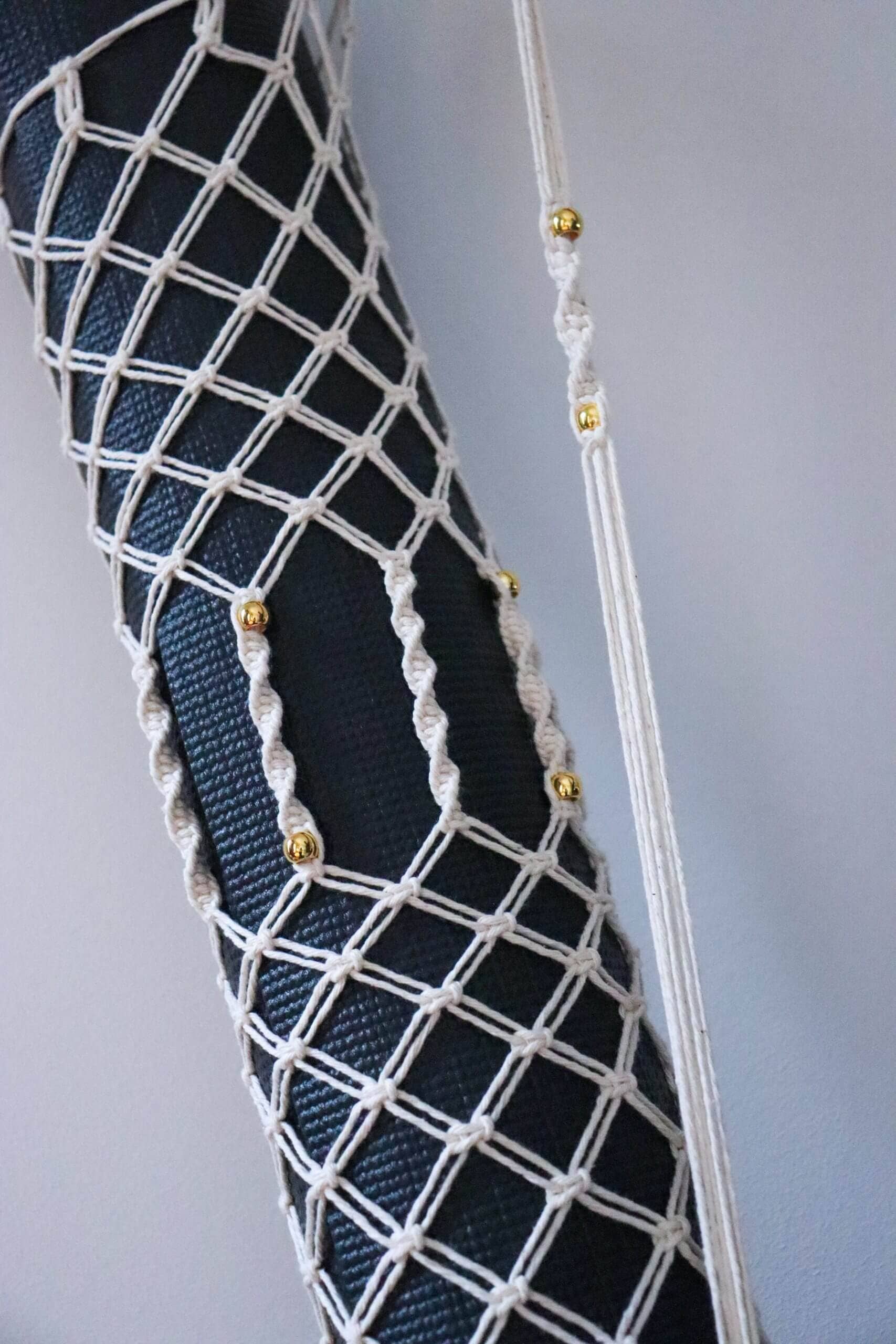 Håndlavet net til yogamåtte – med gyldne detaljer