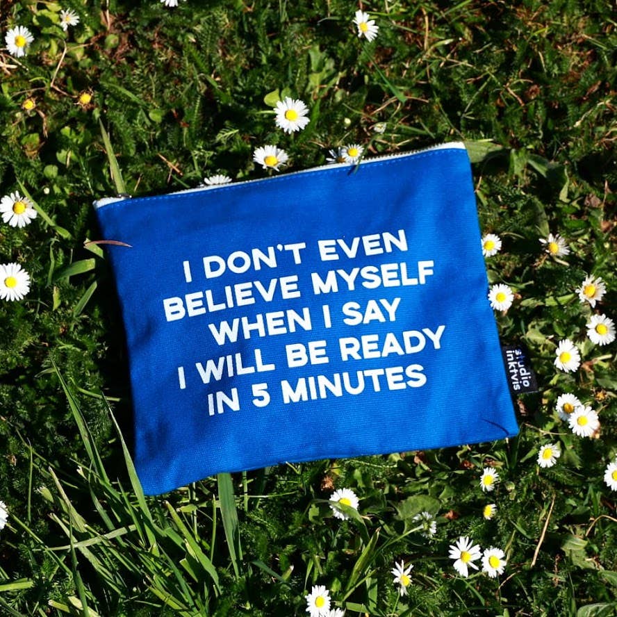 Makeup pung med lynlås “I’ll Be Ready In 5 Minutes” – mørkeblå canvas pouch