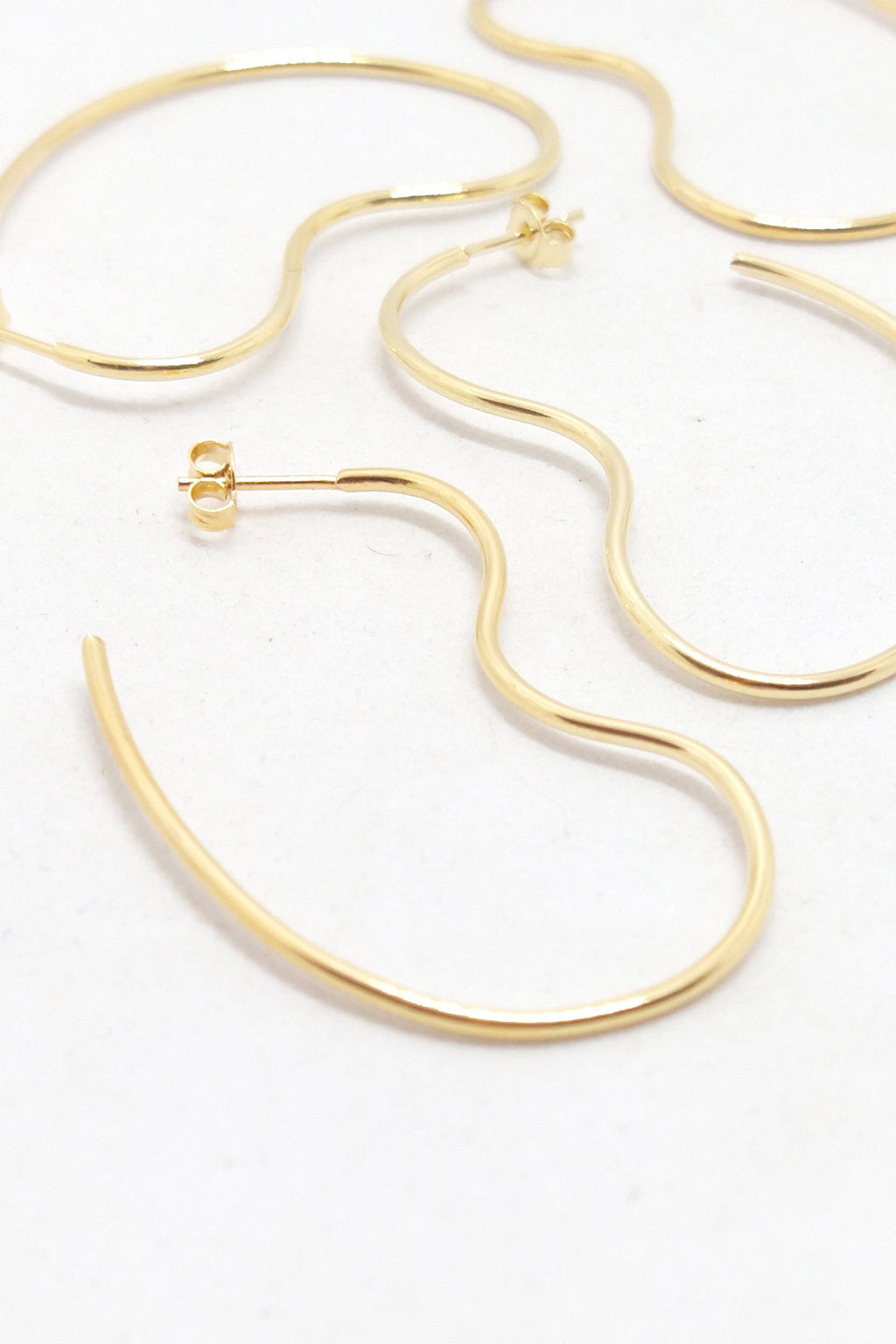 Forgyldte formede hoops – lette og skulpturelle øreringe