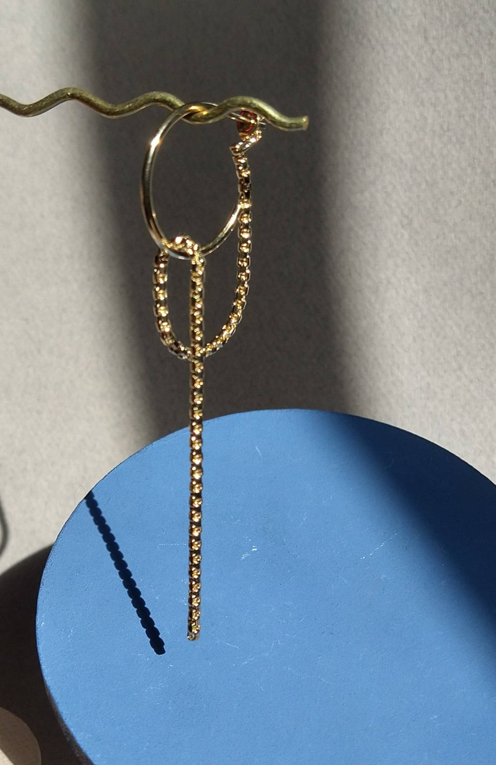 Forgyldte hoop øreringe med kædedetalje – lette og elegante
