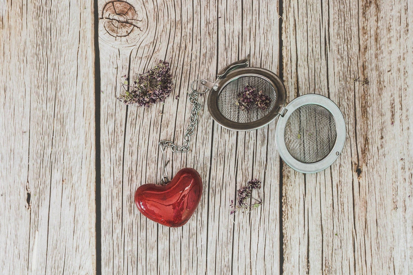 Håndlavet teæg med keramisk rødt hjerte ❤️