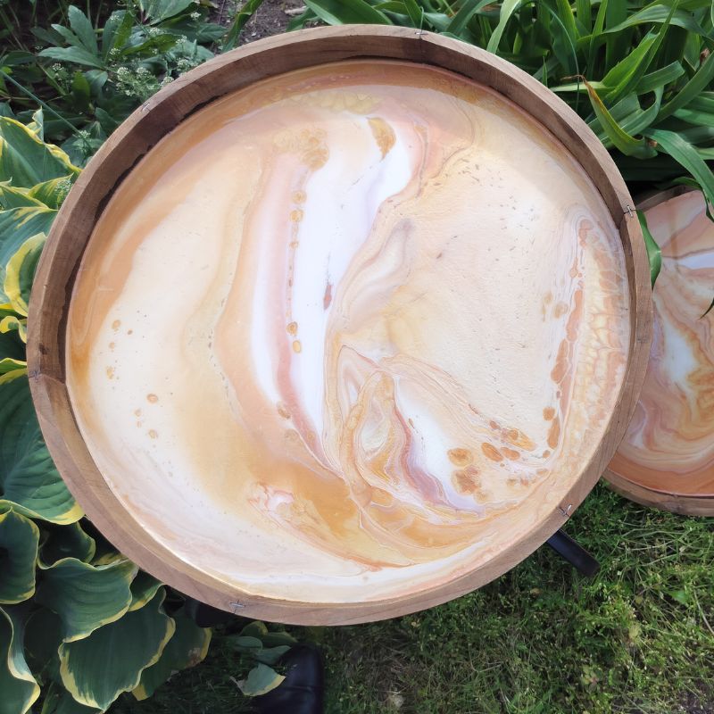 Bakkebord – i træ malet i guld, kobber og offwhite