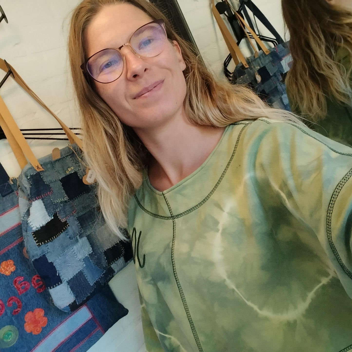 Oversize bluse i batik-isoli – JOMO statement i grønlige nuancer